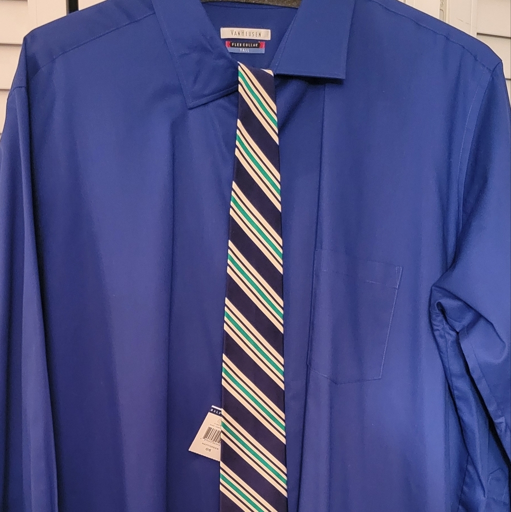 Van Heusen Blue Casual Button Down Shirt. Tie Included!